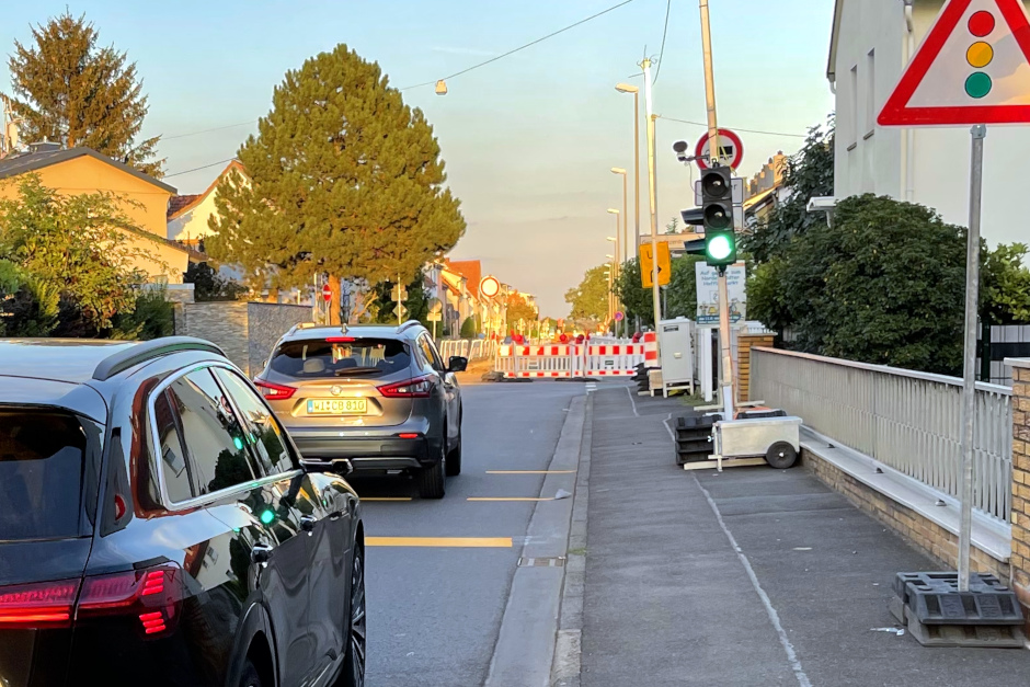 Teilsperrung mit Ampelregelung in der Frankfurter Straße in Wiesbaden.