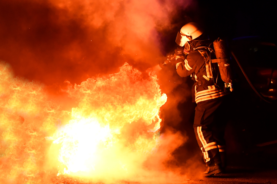 Unbekannter zündet Sperrmüll in der Nacht zum Montag in Wiesbaden an. Die Feuerwehr löschte die Flammen.