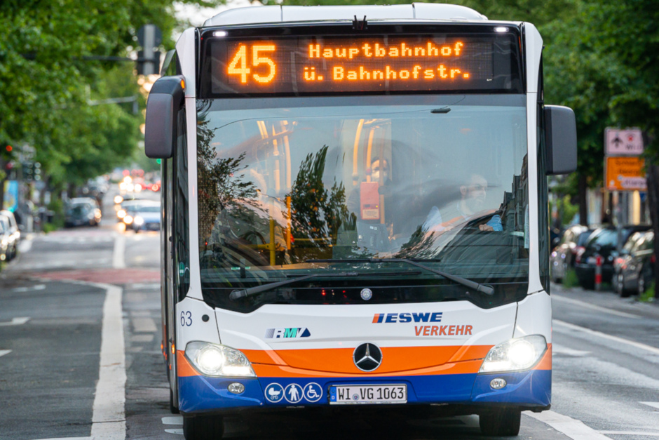 In Wiesbaden wurde eine Jugendliche in einem Buss der Linie 45 von einem Unbekannten unsittlich berührt.