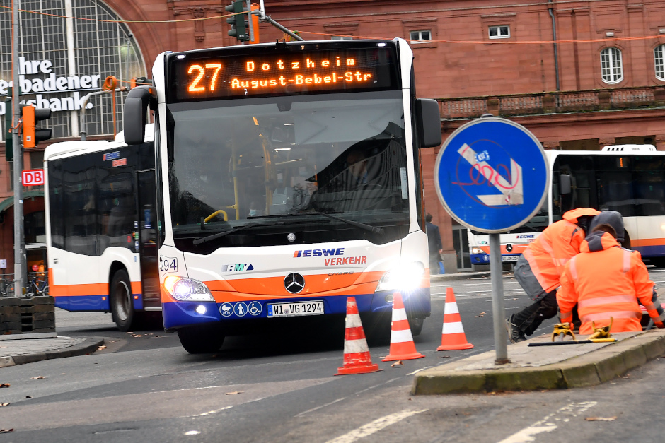 Vollsperrung der Welfenstraße in Wiesbaden wege nBaiarbeiten. Busse werden umgeleitet