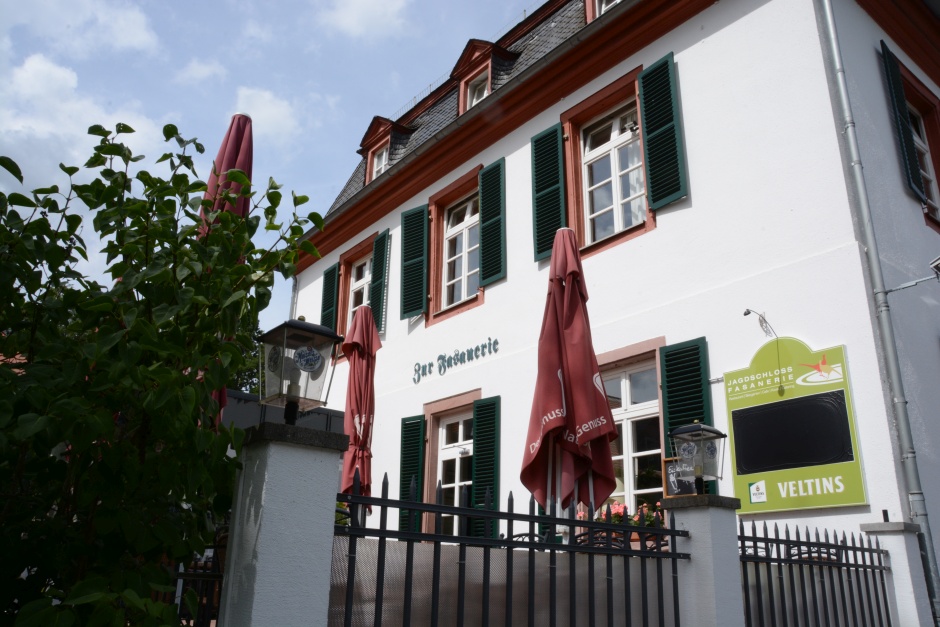 Neuer Genuss in der Fasanerie: Pommes, Pläne und frischer Wind fürs Jagdschloss Nach dem überraschenden Aus der Gastronomie im Wiesbadener Jagdschloss Fasanerie kehrt nun endlich wieder Leben in den Schlosshof ein – mit einem stylischen Air-Stream-Imbiss, frischen Ideen und einem Team, das hungrige Ausflügler mit Herz und Geschmack versorgt.