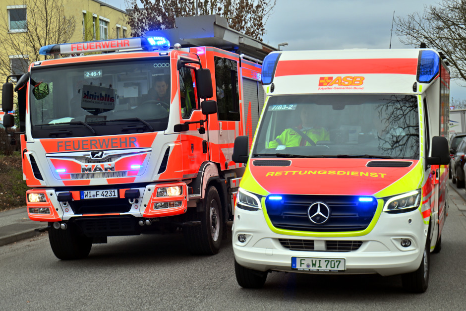 Verkehrsunfall in Tiefgaragenzufahrt – Rettung mit hydraulischem Rettungsgerät am Freitag in Wiesbaden.