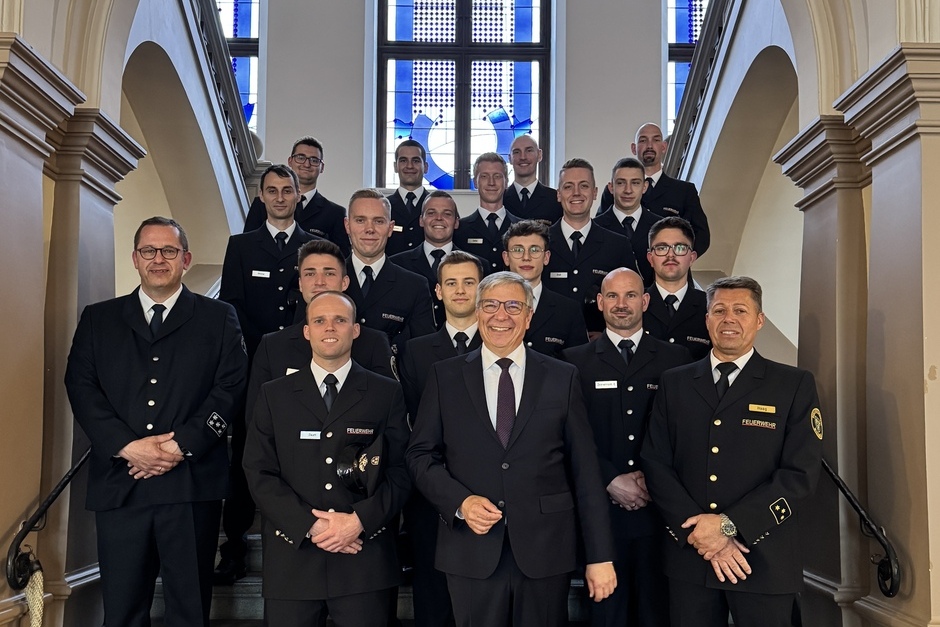 Oberbürgermeister Gert-Uwe Mende hat 16 Nachwuchskräften der Berufsfeuerwehr im Rathaus den Diensteid abgenommen.