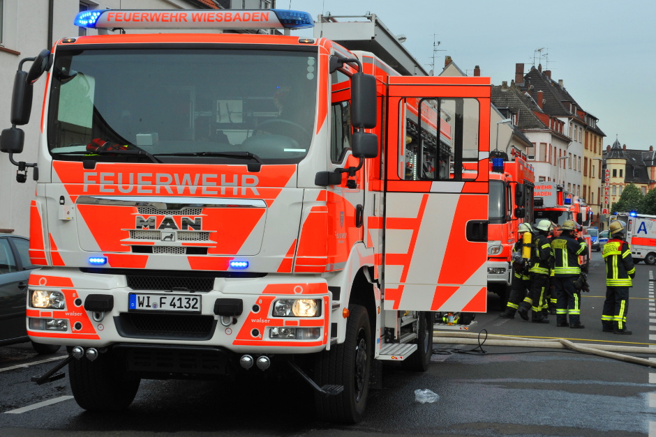 Schwelbrand in der Röderstraße am Sonntagmittag in Wiesbaden. Feuerwehr im Einsatz