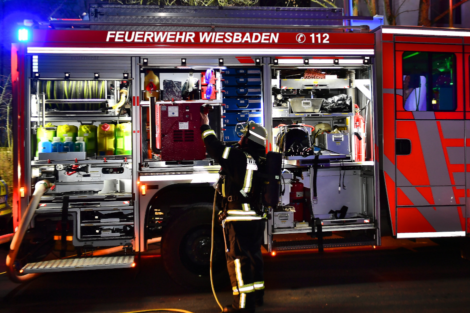 Flammen, Rauch und große Angst: In der Nacht auf Sonntag bricht in einem Mehrfamilienhaus in Wiesbaden-Nordenstadt ein Feuer aus. 29 Menschen, darunter sieben Kinder, müssen gerettet werden. Der Schaden ist enorm – die Ursache noch unklar.