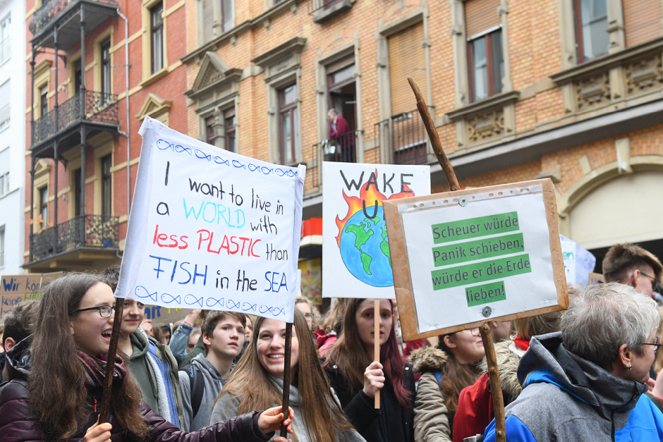 "Plastikmensch" irrt durch Wiesbaden: Fridays for Future inszeniert eindringlichen Protest zum globalen Klimastreik am Freitag, 11. April 2025
