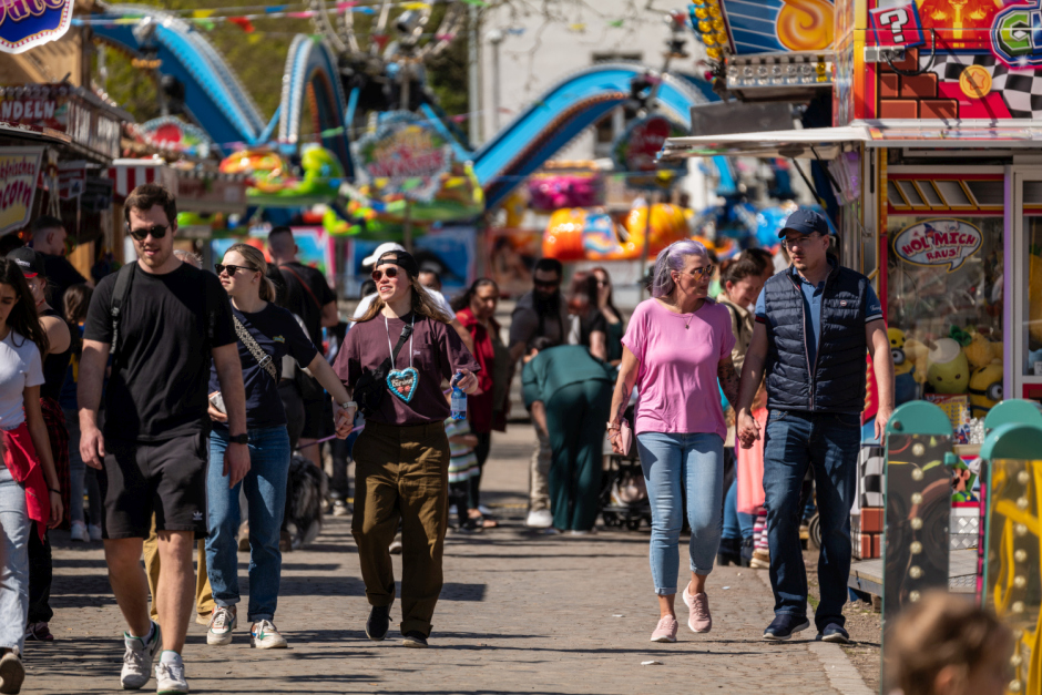 Vom 25. bis 28. April verwandelt sich das ehemalige Real-Gelände in Wiesbaden in ein buntes Volksfestparadies. Fahrgeschäfte, Leckereien und fröhliche Gesichter – das Frühlingsfest meldet sich mit neuer Location und gewohntem Herzklopfen zurück.