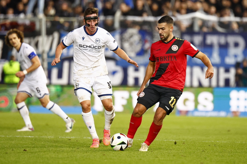 SV Wehen Wiesbaden spielt am Dienstagabend bei DSC Arminia Bielefeld