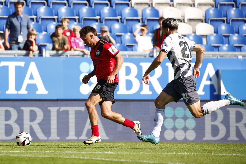 SV Wehen Wiesbaden spielt am Freitagabend gegen 1. FC Saarbrücken
