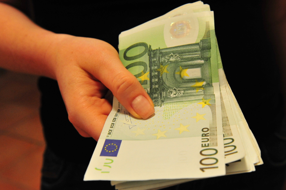 Betrüger mit Schockanruf am Donnerstag in Wiesbaden erfolgreich. Seniorin übergibt Bargeld an die Täter.