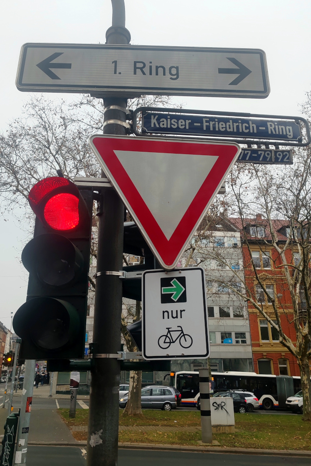 Grünpfeile für den Radverkehr jetzt auch am 1. Ring in Wiesbaden.