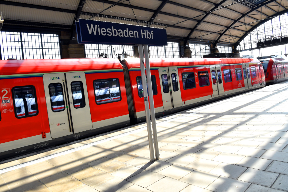 Aufgrund von Bauarbeiten wir Wiesbaden per Schiene für Wochen vom Flughafen und Mainz abgeschnitten sein.