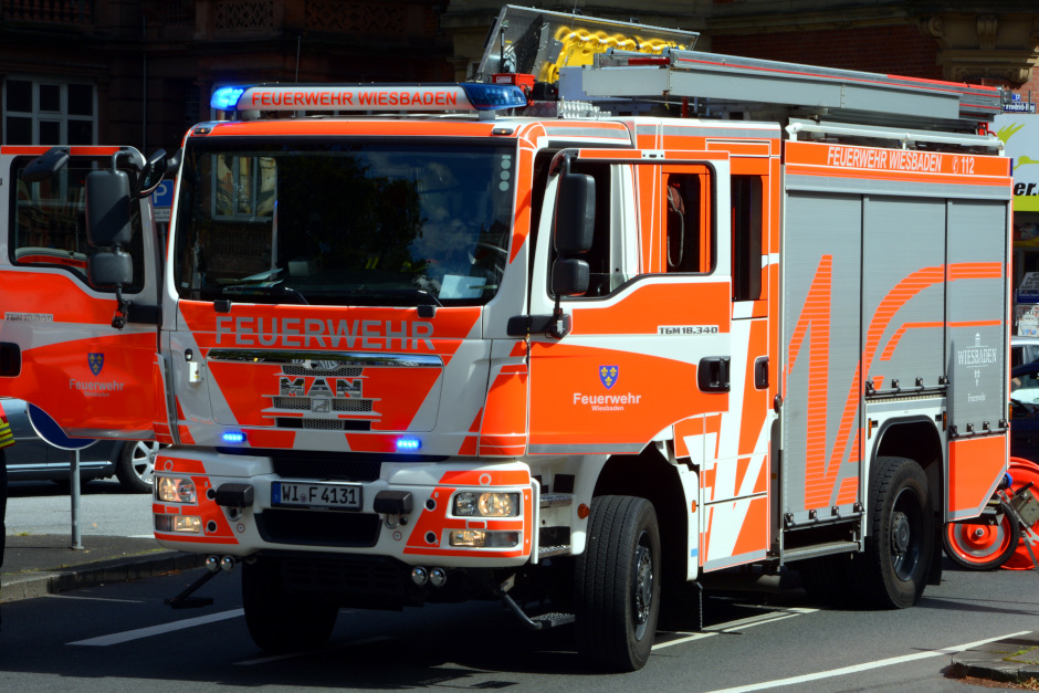 Brennende Mülltonnen am Mittwoch in Wiesbaden. Die Feuerwehr löschte die Flammen.