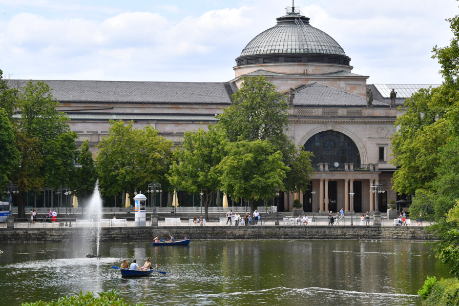 In Wiesbaden wird die Open-Air-Veranstaltung "Maifestspiele für alle" im Kurpark rund um die Kurparkmuschel durchgeführt.
