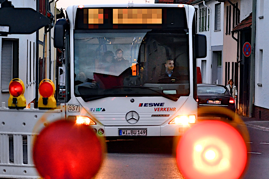 Sperrung Gneisenaustraße in Wiesbaden. Busse werden umgeleitet.