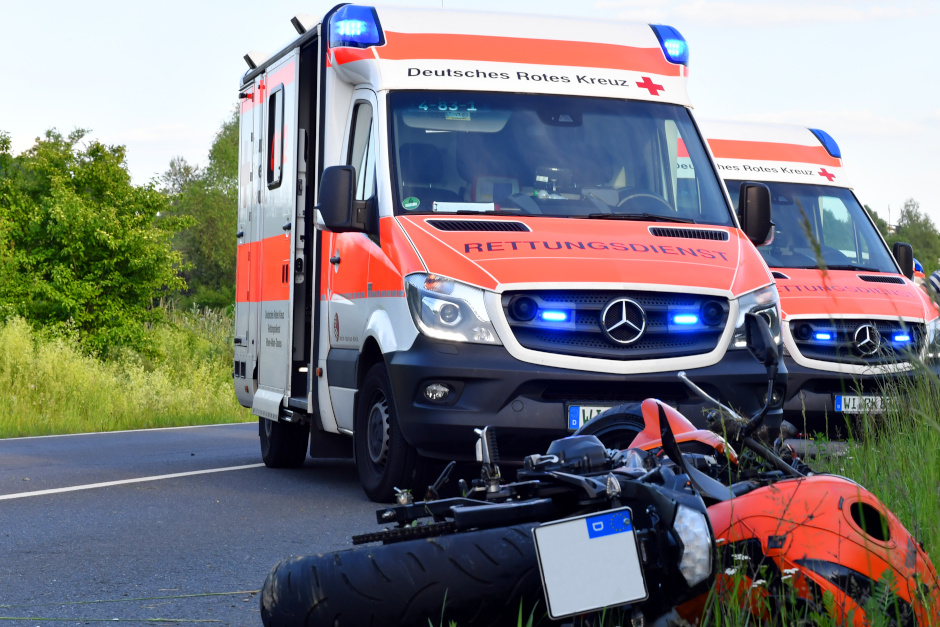 Dramatische Szenen auf der B54: Ein junger Motorradfahrer aus Wiesbaden verlor am Freitagnachmittag in einer Kurve die Kontrolle über sein Bike und prallte frontal in einen Lkw. Die Bundesstraße musste für mehrere Stunden gesperrt werden.