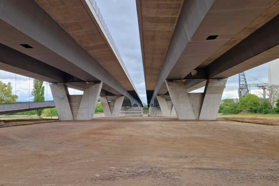 Neuer provisorischer Parkplatz unter der Schiersteiner Brücke in Wiesbaden-Schierstein