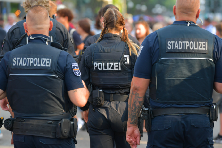 In der Nacht von Samstag auf Sonntag waren wieder zahlreiche Einsatzkräfte im Rahmen des Sicherheitskonzepts „Sicheres Wiesbaden“ unterwegs. Die gemeinsame Aktion von Stadt- und Landespolizei verlief ruhig – bei insgesamt 32 kontrollierten Personen gab es keine Auffälligkeiten.