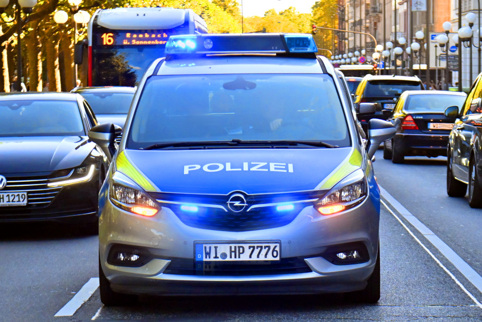 Handgreiflicher Streit an roter Ampel am Dienstag in Wiesbaden. Taxifahrer attackiert Transporterfahrer mit Stange.