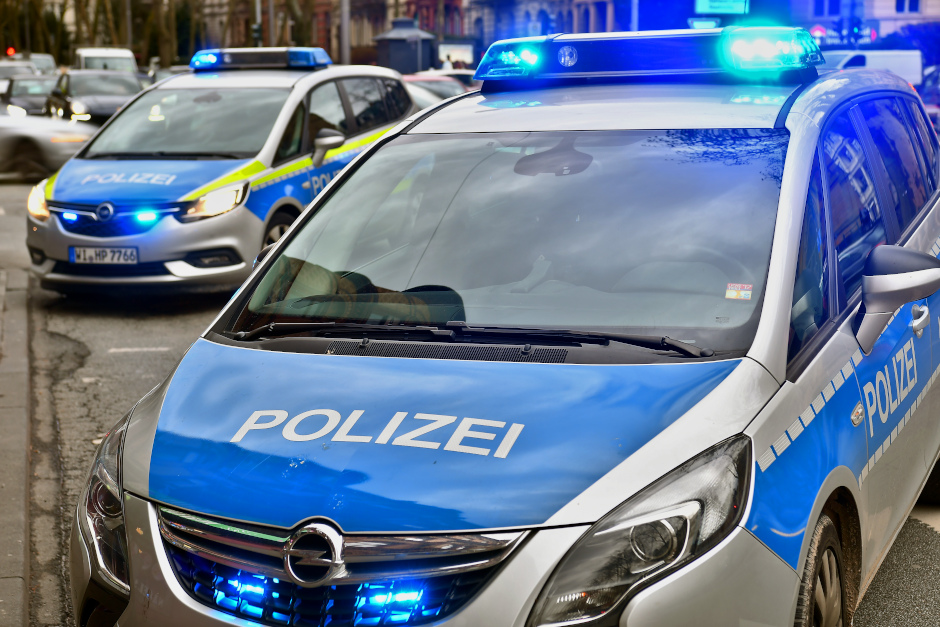 Aufregung in Wiesbadener Innenstadt: Herrenloser Koffer löst Polizeieinsatz in Bank aus Sprengstoffspürhund im Einsatz – Filiale geräumt – Entwarnung nach nervenaufreibender Stunde
