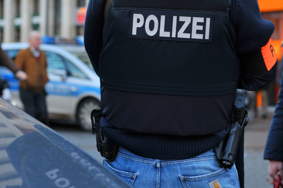 4 Razzien in Wiesbaden wegen Kinderpornografie. Ein europaweiter Schlag gegen die Schattenseiten des Internets erschüttert auch Wiesbaden: Im Rahmen der internationalen Operation „OP Fever“ durchsuchten Ermittler allein in der hessischen Landeshauptstadt 45 Wohnungen. Im Visier: Männer im Alter zwischen 16 und 37 Jahren – sie stehen im Verdacht, kinderpornografisches Material verbreitet zu haben.