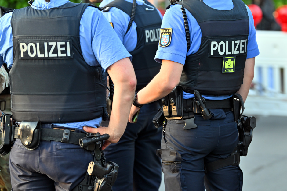 Im Rahmen der „Sicheres Wiesbaden“-Kontrollmaßnahmen hat die Wiesbadener Polizei einen 29-jährigen Mann festgenommen, der in Besitz eines mutmaßlich gestohlenen Escooters war. Der Diebstahl und der Missbrauch von Versicherungskennzeichen führten zu einem Ermittlungsverfahren.