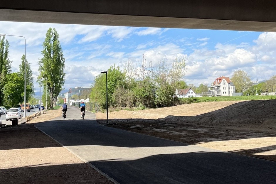 In Wiesbaden hat Verkehrsdezernent Kowol hat den neu angelegten Radweg zwischen dem Schiersteiner Hafen und den Rheinwiesen Biebrich eröffnet.