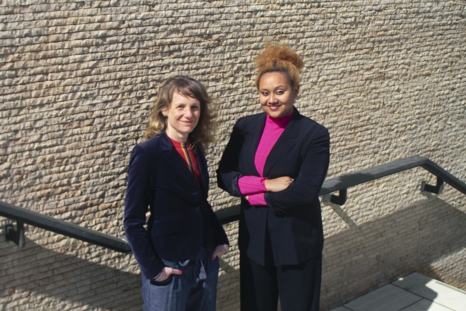 Rebecca Ajnwojner und Carolin Hochleichter sind die Künstlerischen Leiterinnen der Wiesbaden Biennale 2025