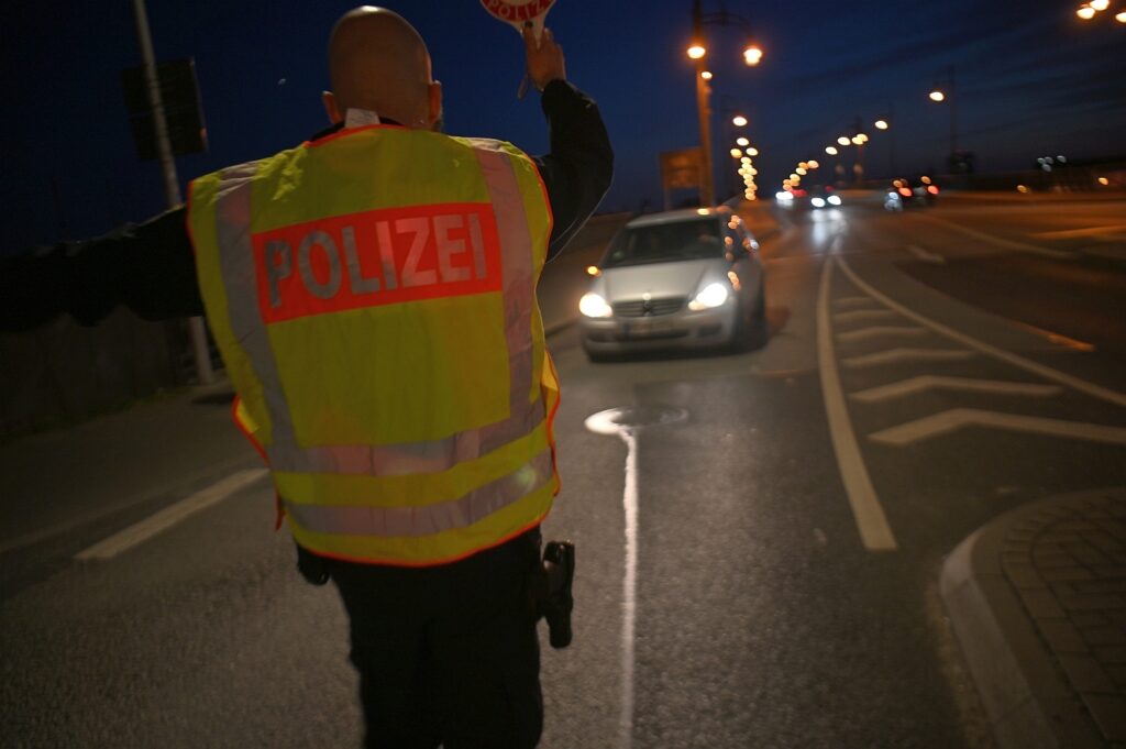 Die Straßen von Hessen sind nach dem diesjährigen Speedmarathon wieder einmal von rasenden Fahrzeugen geprägt, doch der Blick auf die Zahlen offenbart eine bedenkliche Wahrheit: Zu viele Verkehrsteilnehmer ignorieren weiterhin die Geschwindigkeitsbegrenzungen – mit gefährlichen Konsequenzen. Die Polizei hat am 13. April 2025 in ganz Hessen eine umfassende Kontrolle durchgeführt und dabei nicht nur eine erschreckend hohe Zahl an Geschwindigkeitsverstößen festgestellt, sondern auch dramatische Fälle von Raserei. Ein Weckruf für alle Verkehrsteilnehmer, die ihre Geschwindigkeit häufig zu leichtfertig überschreiten.