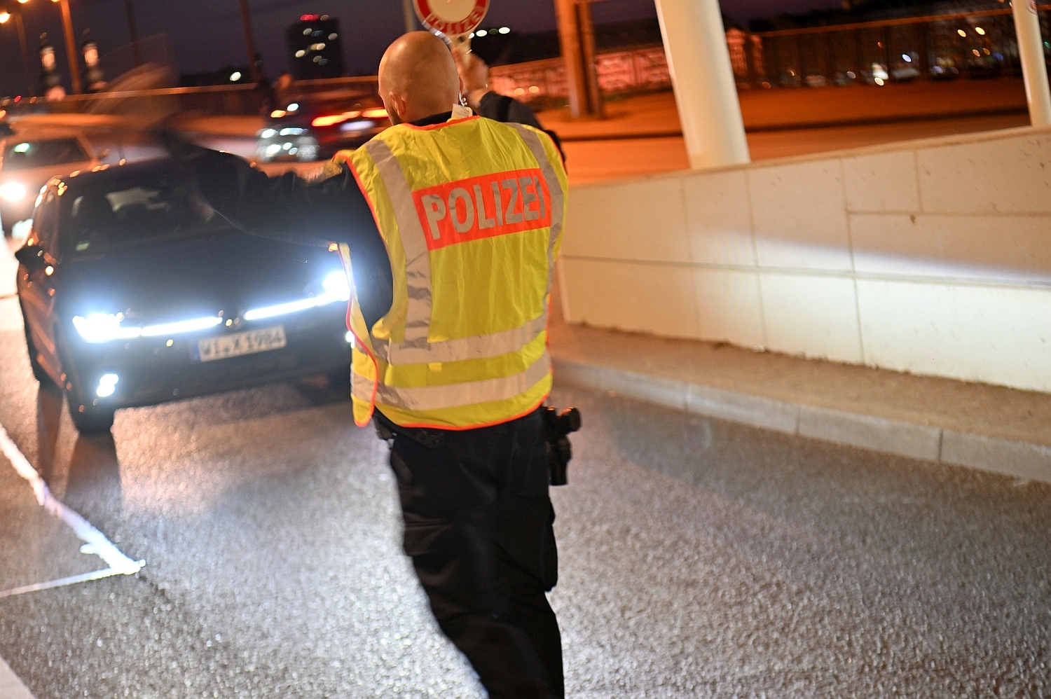 Die Straßen von Hessen sind nach dem diesjährigen Speedmarathon wieder einmal von rasenden Fahrzeugen geprägt, doch der Blick auf die Zahlen offenbart eine bedenkliche Wahrheit: Zu viele Verkehrsteilnehmer ignorieren weiterhin die Geschwindigkeitsbegrenzungen – mit gefährlichen Konsequenzen. Die Polizei hat am 13. April 2025 in ganz Hessen eine umfassende Kontrolle durchgeführt und dabei nicht nur eine erschreckend hohe Zahl an Geschwindigkeitsverstößen festgestellt, sondern auch dramatische Fälle von Raserei. Ein Weckruf für alle Verkehrsteilnehmer, die ihre Geschwindigkeit häufig zu leichtfertig überschreiten.