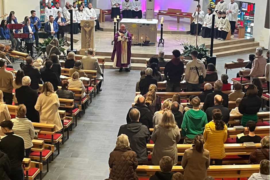 Im Gemeindezentrum St.Birgid in Wiesbaden trafen sich über 100 Jugendliche zum Thema "Für was stehst Du auf".