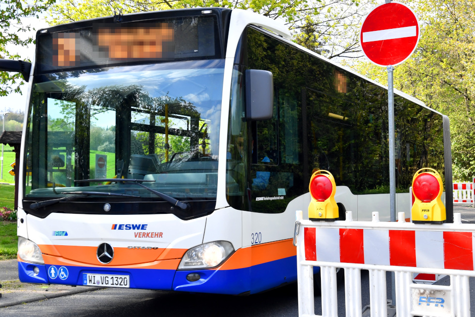 Vollsperrung der Mühlwiesenstraße in Wiesbaden-Sonnenberg. Busse werden umgeleitet.