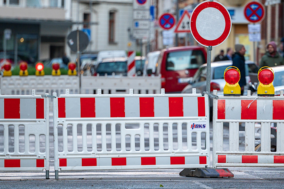 Vollsperrung der Jahnstraße in Wiesbaden für Kranarbeiten.