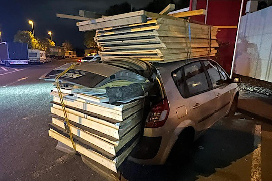 Auf der A3 bei Wiesbaden wurde ein augenscheinlich völlig überladener Pkw am Samstagabend gestoppt. Der Fahrer hatte kurzerhand eine komplette Gartenhütte in seinem Renault verstaut. Die Polizei staunte nicht schlecht, als sie das ungewöhnliche Fahrzeug auf dem Rastplatz Medenbach überprüfte.