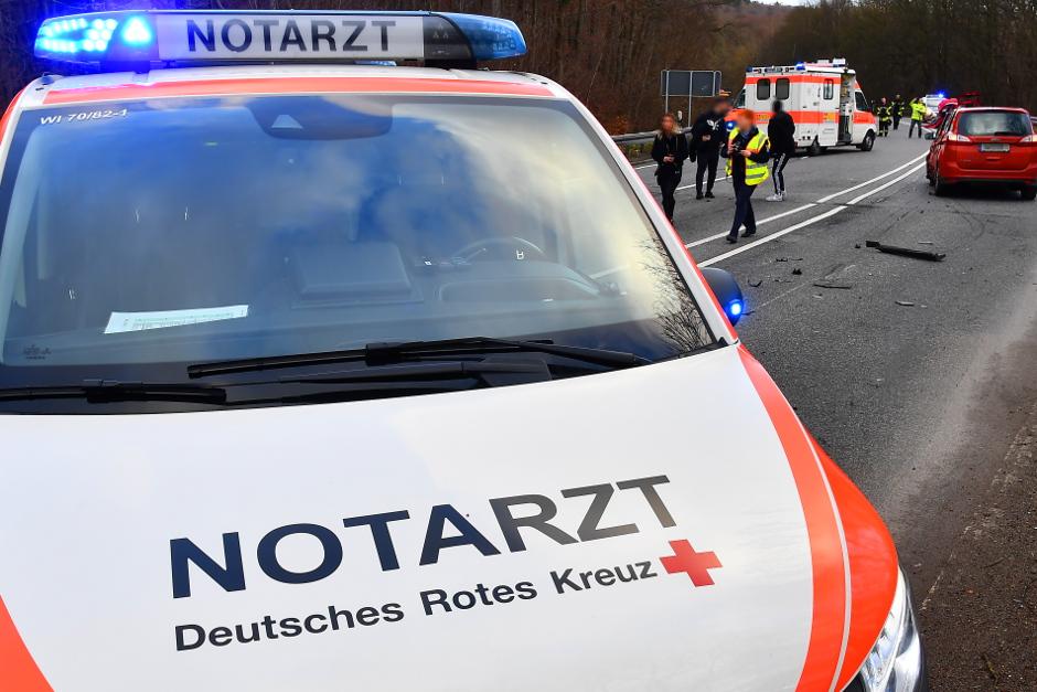 Motorradfahrer bei Auffahrunfall auf der B54 bei Wiesbaden am Montag schwer verletzt.