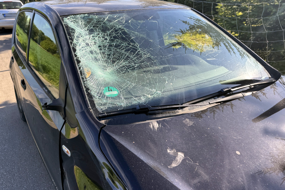 Ein schwerer Verkehrsunfall ereignete sich am Dienstagnachmittag auf der Landstraße 3039 zwischen Igstadt und Bierstadt. Ein 17-jähriger Radfahrer wurde dabei schwer verletzt, als er beim Überqueren der Straße mit einem Auto kollidierte.