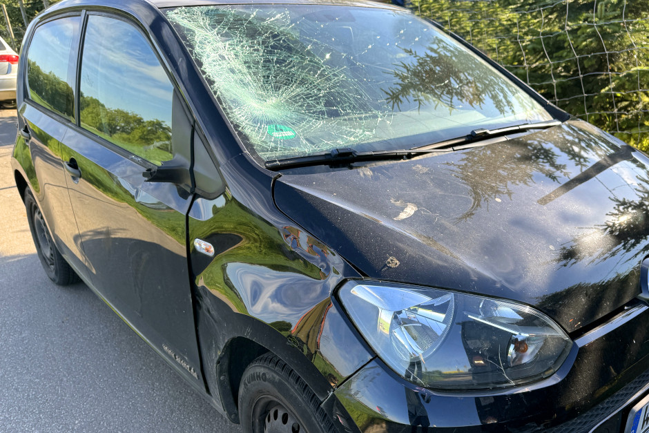 Ein schwerer Verkehrsunfall ereignete sich am Dienstagnachmittag auf der Landstraße 3039 zwischen Igstadt und Bierstadt. Ein 17-jähriger Radfahrer wurde dabei schwer verletzt, als er beim Überqueren der Straße mit einem Auto kollidierte.
