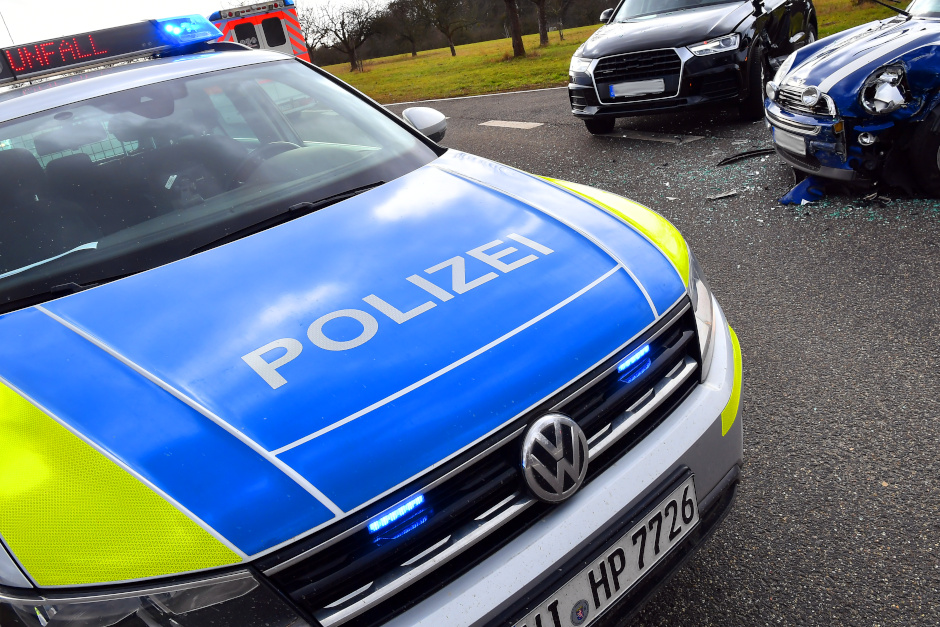 Ein gewöhnlicher Auffahrunfall auf der B455 bei Wiesbaden endete am Dienstagabend in einer handfesten Auseinandersetzung – mit einer blutigen Nase, einem Bluttest und nun laufenden Ermittlungen. Die Polizei bittet um Hinweise von Zeugen, die das brisante Geschehen an der Anschlussstelle Fort Biehler beobachtet haben.