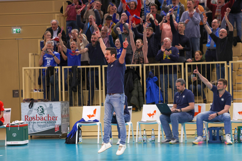 Cheftrainer Tigin Yaglioglu verlängert mit dem VC Wiesbaden um eine weitere Saison