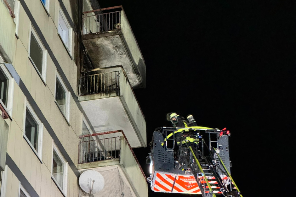 In der Nacht zu Montag ist in einem neungeschossigen Wohnhaus in der Straße „Im Rad“ in Wiesbaden ein Feuer im siebten Stock ausgebrochen. Nur durch das schnelle Eingreifen der Feuerwehr konnte eine weitere Ausbreitung verhindert werden. Drei Personen wurden leicht verletzt.