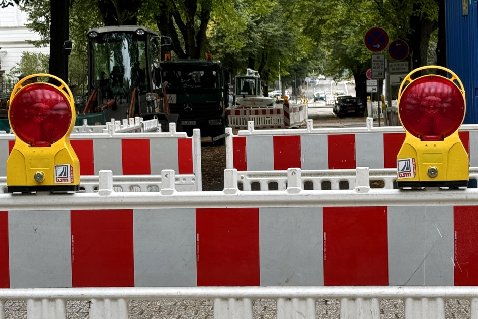Vollsperrung der Nerostraße in Wiesbaden für Sanierung an der Entwässerungseinrichtung.