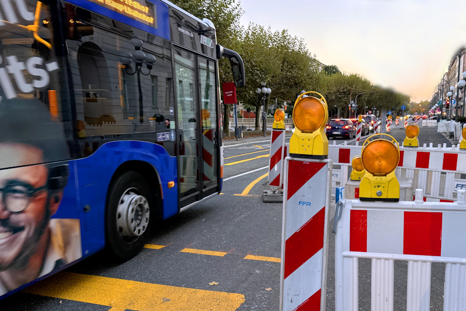 Sperrung der Emser Straße in Wiesbaden. Umleitungen für mehrere Buslinien.