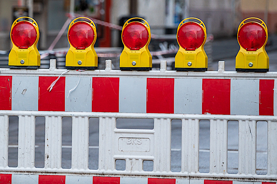 Vollsperrung der Adelheidstraße Höhe Hausnummer 62 und Ecke Karlstraße Höhe Hausnummer 24/27 in Wiesbaden für Tiefbauarbeiten.