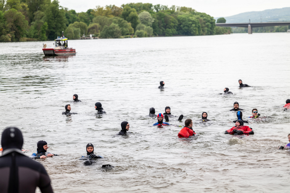 Anschwimmen der Taucher im Rhein bei Wiesbaden-Biebrich