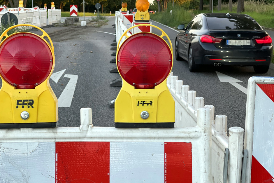 Teilsperrungen auf dem Konrad-Adenauer-Ring in Wiesbaden für Bauarbeiten.