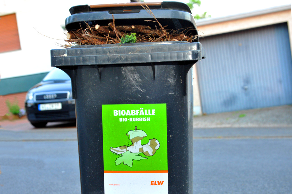 "Rote Karte“ für Fehlwürfe im Bioabfall in Wiesbaden. Was gehört in den Abfallbehälter.