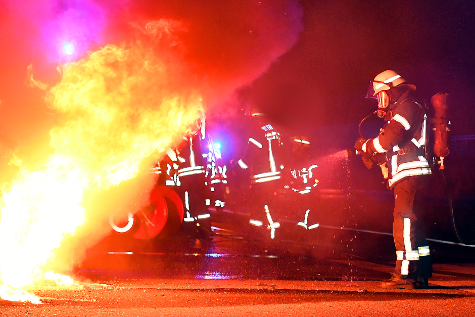 Brand einer Gartenhütte am Sonntagabend in Wiesbaden-Biebrich. Die Feuerwehr löschte die Flammen.