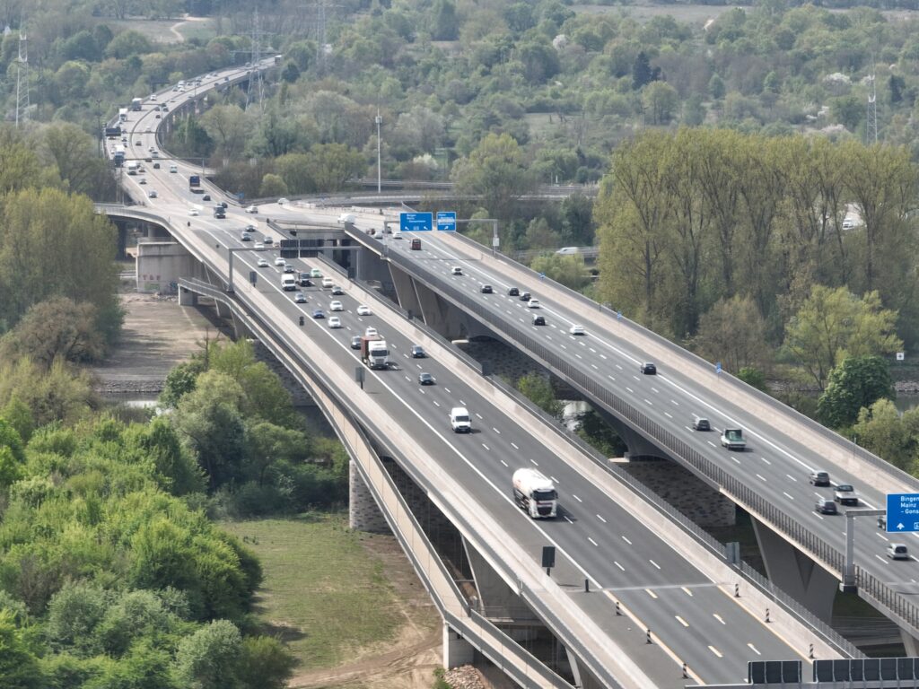 Schlussspurt an der Schiersteiner Brücke: Letzte Bauphase gestartet Arbeiten am Geh- und Radweg in Richtung Mainz – Vollsperrung mit Umleitung