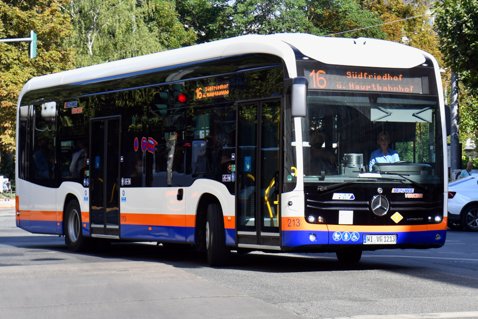 Mit dem Bus stressfrei zum Kranzplatzfest 2025. ESWE-Veranstaltungsticket macht die Anreise zum beliebten Wiesbadener Straßenfest bequem und günstig