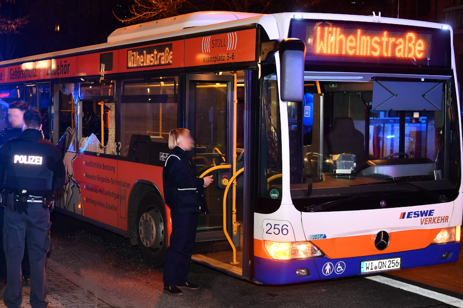 Frau randaliert in Linienbus am Donnerstagabend in Wiesbaden. Scheibe geht zu Bruch.